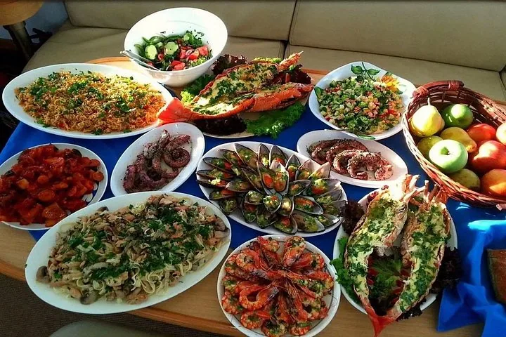 Una ricca selezione di frutti di mare, insalate e frutta disposta su un tavolo
